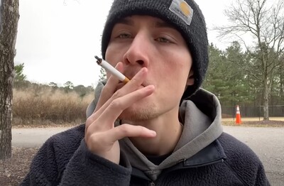 Лечение зависимости от табакокурения в Никольске Мужчина с сигаретой делает затяжку