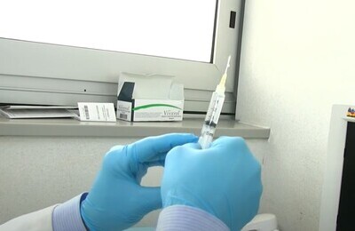 Проведение кодирования Вивитролом в Никольске Шприц с Вивитролом в руках у врача